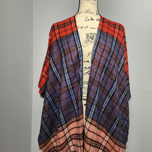 Do everything in love cape/poncho - Picture 6 of 10